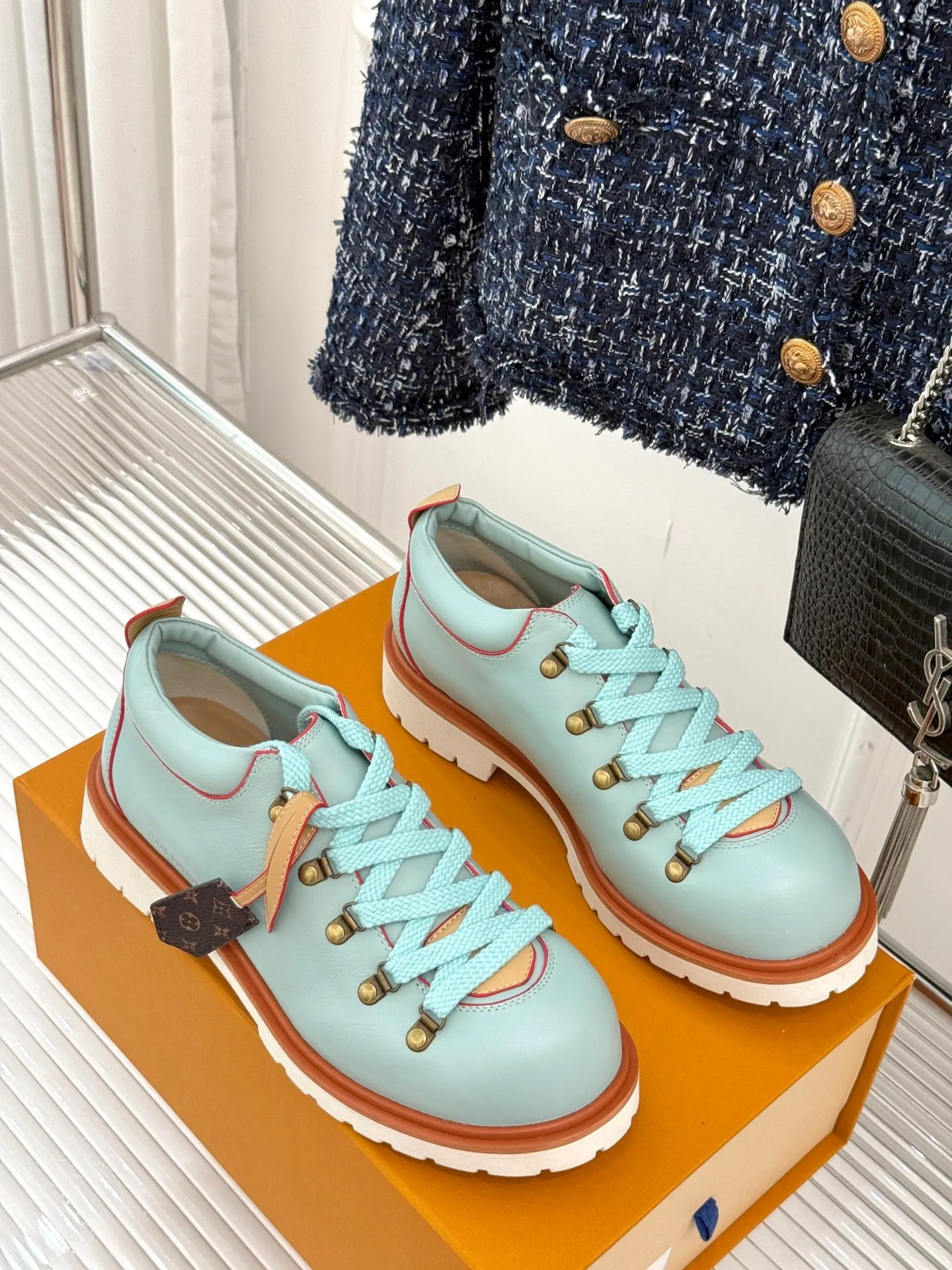 P720 LV Remix derby 25WF new product, the top version of couple's derby shoes, uses classic as the base color to reshape the fashion style✨ Various colors break the monotony. Black is cool, brown is retro, pink is sweet, and blue is fresh. Suitable for different styles of wear🎨 The delicate leather fits the foot shape and the shoelace details hide ingenuity. It is a fashion symbol of walking and steps on the forefront of the trend every step of the way. Start your own style journey🚶‍♀️ The fabric is made of first-layer cowhide, the inner pads are all sheepskin, the original molded custom TPU non-slip outsole size: Female: 35-41 (40/41 customized) Male: 39-46 (45/46 customized)